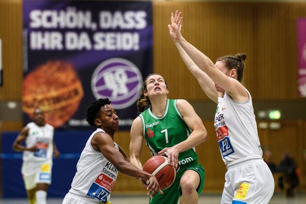 Flippo Baskets BG 74 Göttingen Rutronik Stars Keltern Basketball DBBL Cup, Round of 16, Flippo Baskets BG 74 Göttingen Rutronik Stars Keltern, Season 2020 21, 09 12 2020, Göttingen Göttingens Jennifer Crowder M plays against Kelterns Tayler Mingo l and Mailis Pokk Göttingen Lower Saxony Germany