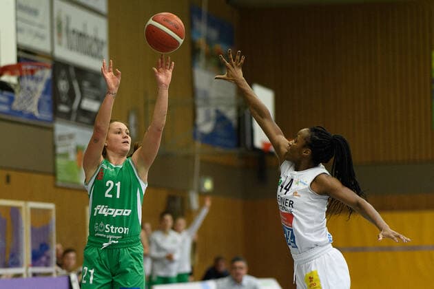 Flippo Baskets BG 74 Göttingen Rutronik Stars Keltern Basketball DBBL Cup, Round of 16, Flippo Baskets BG 74 Göttingen Rutronik Stars Keltern, Season 2020 21, 09 12 2020, Göttingen Göttingens Riley Lupfer l plays against Keltern Emmanuella Mayombo Göttingen Lower Saxony Germany