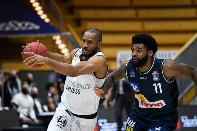 Virgil Matthews Niners Chemnitz in duel with Tim Coleman HAKRO Merlins Crailsheim, GER, HAKRO Merlins Crailsheim vs. Niners Chemnitz, 09 12 2020, 1 matchday easycredit Basketball Bundesliga, season 2020 2021 GER, HAKRO Merlins Crailsheim vs. Niners Chemnitz, 09 12 2020, 1 matchday easycredit Basketball Bundesliga, season 2020 2021 Crailsheim Copyright: xEibnerxPressefoto MichaelxMemmlerx EP_MMR