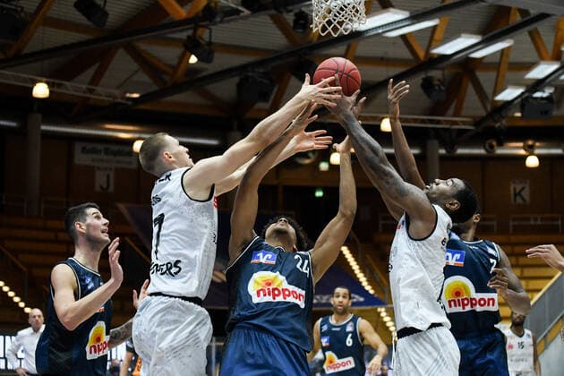 Jonas Richter Niners Chemnitz and Isiah Mike Niners Chemnitz in the basket against Jeremy Jones HAKRO Merlins Crailsheim, GER, HAKRO Merlins Crailsheim vs. Niners Chemnitz, 09 12 2020, 1 matchday easycredit Basketball Bundesliga, season 2020 2021 GER, HAKRO Merlins Crailsheim vs. Niners Chemnitz, 09 12 2020, 1 matchday easycredit Basketball Bundesliga, season 2020 2021 Crailsheim Copyright: xEibnerxPressefoto MichaelxMemmlerx EP_MMR