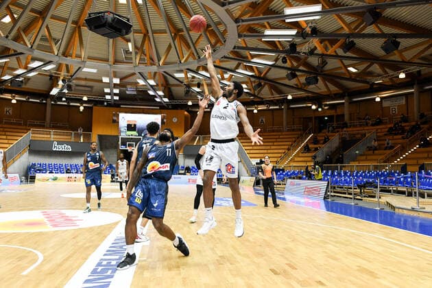 Terrell Harris Niners Chemnitz on throw, Tim Coleman HAKRO Merlins Crailsheim defended, GER, HAKRO Merlins Crailsheim vs. Niners Chemnitz, 09 12 2020, 1 matchday easycredit Basketball Bundesliga, season 2020 2021 GER, HAKRO Merlins Crailsheim vs. Niners Chemnitz, 09 12 2020, 1 matchday easycredit Basketball Bundesliga, season 2020 2021 Crailsheim Copyright: xEibnerxPressefoto MichaelxMemmlerx EP_MMR