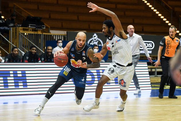Maurice Stuckey HAKRO Merlins Crailsheim in duel with Terrell Harris Niners Chemnitz, GER, HAKRO Merlins Crailsheim vs. Niners Chemnitz, 09 12 2020, 1 matchday easycredit Basketball Bundesliga, season 2020 2021 GER, HAKRO Merlins Crailsheim vs. Niners Chemnitz, 09 12 2020, 1 matchday easycredit Basketball Bundesliga, season 2020 2021 Crailsheim Copyright: xEibnerxPressefoto MichaelxMemmlerx EP_MMR