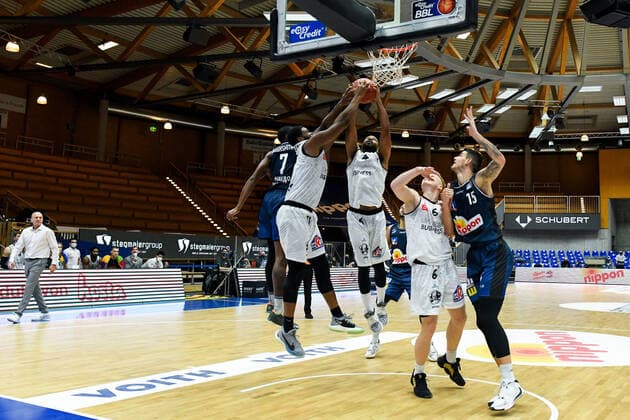 Isiah Mike Niners Chemnitz , Virgil Matthews Niners Chemnitz , Luis Figge Niners Chemnitz in the basket against Haywood Highsmith HAKRO Merlins Crailsheim and Bogdan Radosavljevic HAKRO Merlins Crailsheim , GER, HAKRO Merlins Crailsheim vs Niners Chemnitz, 09 12 2020, 1 matchday easycredit Basketball Bundesliga, season 2020 2021 GER, HAKRO Merlins Crailsheim vs Niners Chemnitz, 09 12 2020, 1 matchday easycredit Basketball Bundesliga, season 2020 2021 Crailsheim Copyright: xEibnerxPressefoto MichaelxMemmlerx EP_MMR