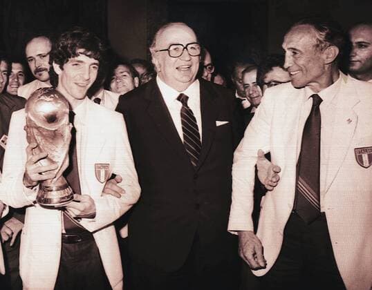 ** SPECIAL FEE ** GIOVANNI SPADOLINI WITH PAOLO ROSSI AND ENZO BEARZOT WITH THE WORLD CUP WON BY THE NATIONAL FOOTBALL TEAM IN SPAIN (ROME - 1982-08-08, Marcellino Radogna GIACOMINOFOTO) ps the photo can be used in respect of the context in which it was taken, and without the defamatory intent of the decorum of the people represented Editorial Usage Only  Copyright: xMarcellinoxRadognax xGIACOMINOFOx xIPAx