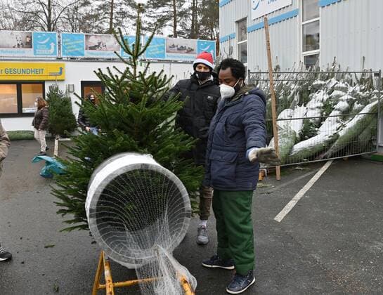 10 12 2020 Basketball Season 2020 2021 2 Bundesliga Pro A Support for Christmas tree sales at Falcons Partner Riedel Pfeuffer Christian Feneberg 7, Nürnberg Falcons BC NBC