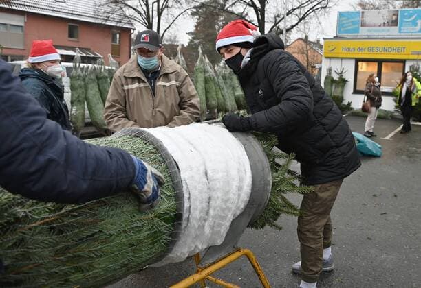 10 12 2020 Basketball Season 2020 2021 2 Bundesliga Pro A Support for Christmas tree sales at Falcons Partner Riedel Pfeuffer Christian Feneberg 7, Nürnberg Falcons BC NBC
