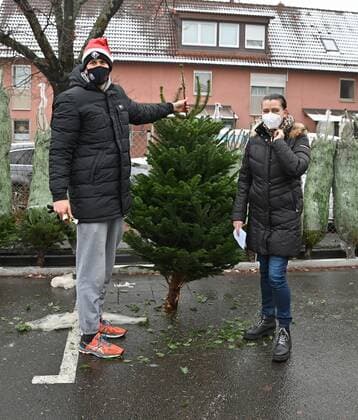 10 12 2020 Basketball Season 2020 2021 2 Bundesliga Pro A Support for Christmas tree sales at Falcons partner Riedel Pfeuffer Jonathan Maier 13, Nuremberg Falcons BC NBC