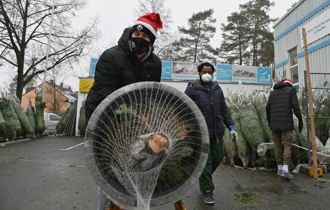 10 12 2020 Basketball Season 2020 2021 2 Bundesliga Pro A Support for Christmas tree sales at Falcons partner Riedel Pfeuffer Jonathan Maier 13, Nuremberg Falcons BC NBC