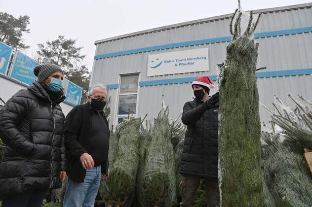 10 12 2020 Basketball Season 2020 2021 2 Bundesliga Pro A Support for Christmas tree sales at Falcons Partner Riedel Pfeuffer Christian Feneberg 7, Nürnberg Falcons BC NBC