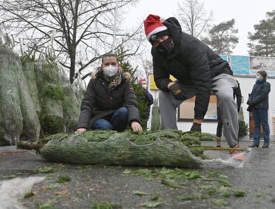 10 12 2020 Basketball Season 2020 2021 2 Bundesliga Pro A Support for Christmas tree sales at Falcons partner Riedel Pfeuffer Jonathan Maier 13, Nuremberg Falcons BC NBC