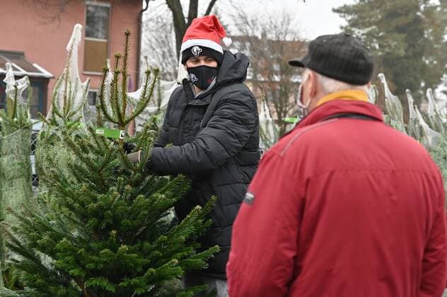10 12 2020 Basketball Season 2020 2021 2 Bundesliga Pro A Support for Christmas tree sales at Falcons partner Riedel Pfeuffer Jonathan Maier 13, Nuremberg Falcons BC NBC