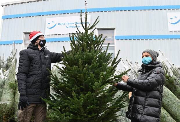 10 12 2020 Basketball Season 2020 2021 2 Bundesliga Pro A Support for Christmas tree sales at Falcons Partner Riedel Pfeuffer Christian Feneberg 7, Nürnberg Falcons BC NBC