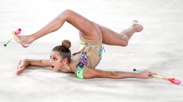Bilder des Jahres 2020, Sport 12 Dezember Sport Themen der Woche KW50 Sport Bilder des Tages MOSCOW, RUSSIA â€“ DECEMBER 10, 2020: Athlete Anastasia Simakova of Russia performs with clubs at the international Rhythmic gymnastics, Rhythmische Sportgymnastik, RSG tournament live streamed at Irina Viner-Usmanova Palace of Gymnastics. The event is participated by athletes from eleven countries, with every foreign team performing at their respective home venue. Sergei Bobylev TASS  TS0F1274