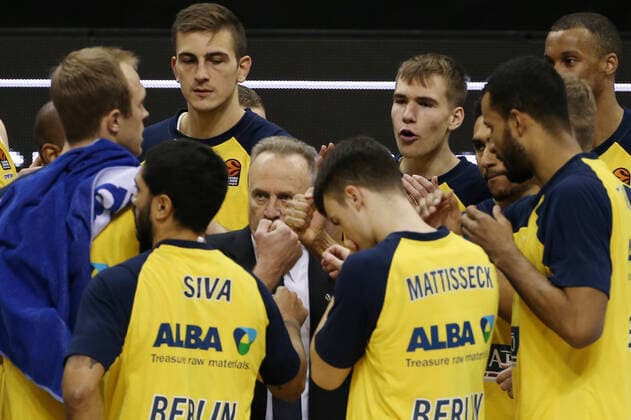 Coach Aito Garcia Reneses team circle before the start of the game swear in Ritual Sports Basketball EuroLeague Men Season 2020 2021 10 12 2020 ALBA Berlin vs Fenerbahce Istanbul