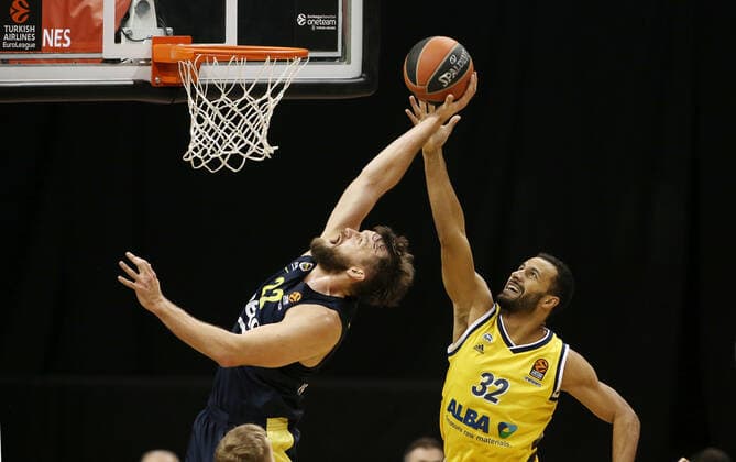 Danilo Barthel, Johannes Thiemann Action Game Scene Duel Sports Basketball EuroLeague Men Season 2020 2021 10 12 2020 ALBA Berlin vs Fenerbahce Istanbul