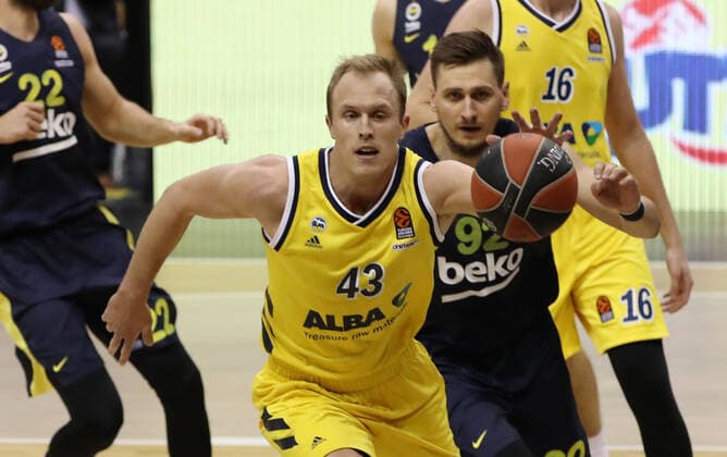 Luke Sikma, Edgaras Ulanovas Action Game Scene Duel Sports Basketball EuroLeague Men Season 2020 2021 10 12 2020 ALBA Berlin vs Fenerbahce Istanbul