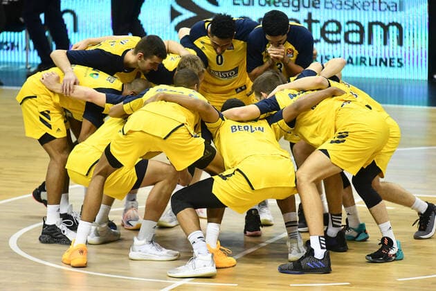 The ALBA team with a new version of the roundabout ALBA Berlin Fenerbahce Istanbul Basketball, Turkish Airlines Euroleague, group stage, preliminary round, men, men, men, men, season 2020 2021 Berlin, 10 12 2020 Mercedes Benz Arena