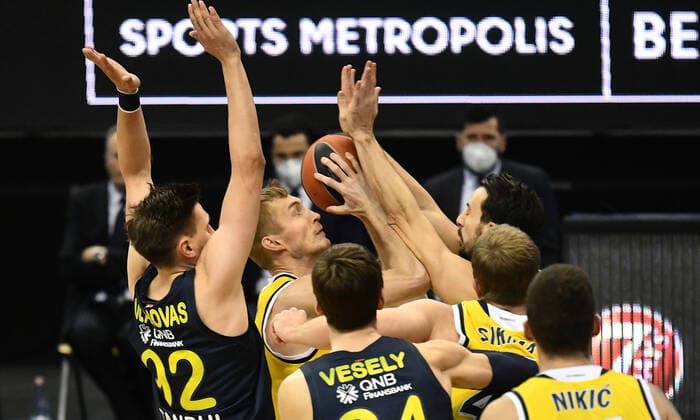 Niels Giffey ALBA , with ball, left Edgaras Ulanovas Istanbul , right Leo Westermann Istanbul , ALBA Berlin Fenerbahce Istanbul Basketball, Turkish Airlines Euroleague, Group stage, preliminary round, men, men, men, men, season 2020 2021 Berlin, 10 12 2020 Mercedes Benz Arena