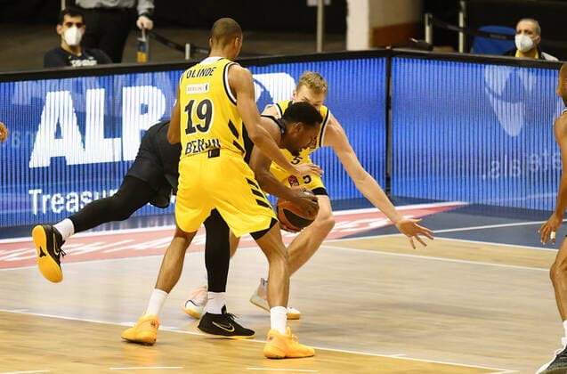 Niels Giffey ALBA , and Louis Olinde ALBA , take Dyshawn Pierre Istanbul , in diue tongs ALBA Berlin Fenerbahce Istanbul Basketball, Turkish Airlines Euroleague, Group stage, preliminary round, men, men, men, men, season 2020 2021 Berlin, 10 12 2020 Mercedes Benz Arena