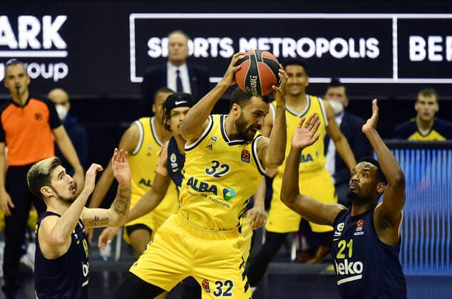 Johannes Thiemann ALBA , with ball, right Dyshawn Pierre Istanbul , left Nando De Colo Istanbul , hiunten Jarell Eddie Istanbul , ALBA Berlin Fenerbahce Istanbul Basketball, Turkish Airlines Euroleague, Group stage, preliminary round, men, men, men, men, season 2020 2021 Berlin, 10 12 2020 Mercedes Benz Arena