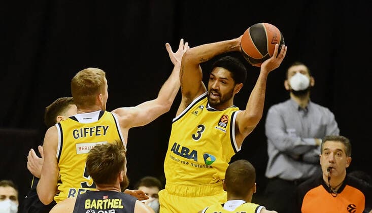 Peyton Siva ALBA , brings the rebound, left Luke Sikma ALBA , ALBA Berlin Fenerbahce Istanbul Basketball, Turkish Airlines Euroleague, Group stage, preliminary round, men, men, men, men, season 2020 2021 Berlin, 10 12 2020 Mercedes Benz Arena