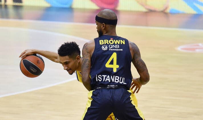 Maodo Lo ALBA , with ball, in front Lorenzo Brown Istanbul , ALBA Berlin Fenerbahce Istanbul Basketball, Turkish Airlines Euroleague, Group stage, preliminary round, men, men, men, men, season 2020 2021 Berlin, 10 12 2020 Mercedes Benz Arena