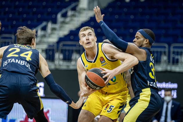 Basketball Berlin 10 12 2020 Season 2020 2021 Euroleague Regular Season Preliminary round Alba Berlin vs Fenerbahce Beko Istanbul Niels Giffey Alba Berlin, No 05 Ali Muhammed Fenerbahce, No 35 Jan Vesely Fenerbahce, No 24