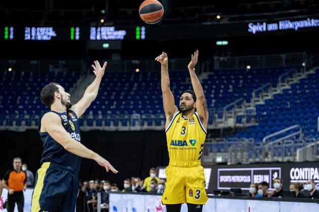 Basketball Berlin 10 12 2020 Season 2020 2021 Euroleague Regular Season Preliminary round Alba Berlin vs Fenerbahce Beko Istanbul Peyton Siva Alba Berlin, No 03 Leo Westermann Fenerbahce, No 09