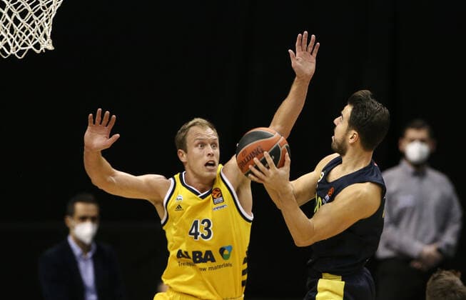 Luke Sikma, Melih Mahmutoglu action game scene duel sport basketball EuroLeague men season 2020 2021 10 12 2020 ALBA Berlin vs Fenerbahce Istanbul