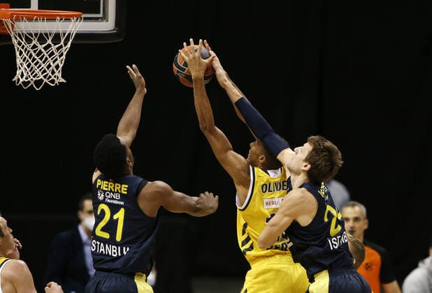Dyshawn Pierre, Louis Olinde, Jan Vesely Action Game Scene Duel Sports Basketball EuroLeague Men Season 2020 2021 10 12 2020 ALBA Berlin vs Fenerbahce Istanbul