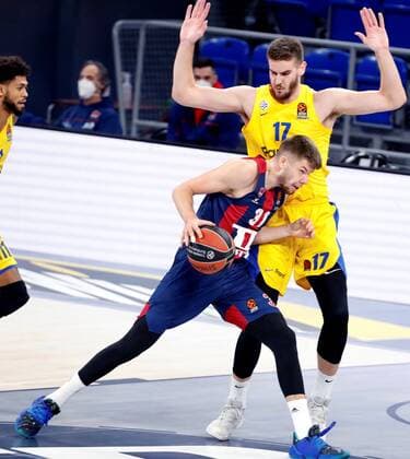 Baskonia s Rokas Giedraitis (L) in action against Maccabi Tel Aviv s Dragan Bender (R) during their Euroleague basketball match between Saski Baskonia and Maccabi Tel Aviv held at Fernando Buesa arena in Vitoria, northern Spain, 10 November 2020. Saski Baskonia vs Maccabi Tel Aviv !ACHTUNG: NUR REDAKTIONELLE NUTZUNG!  Copyright: xDavidxAguilarx GRAF3132 20201210-637432329903179046