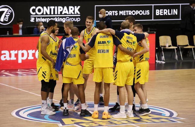 Team celebration Jonas Mattissek, Tim Schneider, Kresimir Nikic, Louis Olinde, Johannes Thiemann Joy Emotion jubilant Joy after the game Sports Basketball EuroLeague Men Season 2020 2021 10 12 2020 ALBA Berlin vs Fenerbahce Istanbul