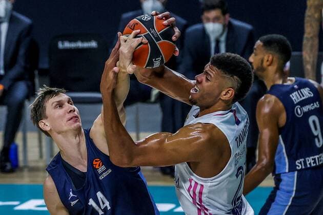 Real Madrid s Walter Tavares (R) fights for the ball against Zenit s Anton Pushkov (L) during their Euroleague basketball match between Real Madrid and Zenit St Petersburg held at WiZink Center arena in Madrid, central Spain, 10 November 2020. Real Madrid vs Zenit St Petersburg !ACHTUNG: NUR REDAKTIONELLE NUTZUNG!  Copyright: xJuanJoxMartinx GRAF3140 20201210-637432338567141389