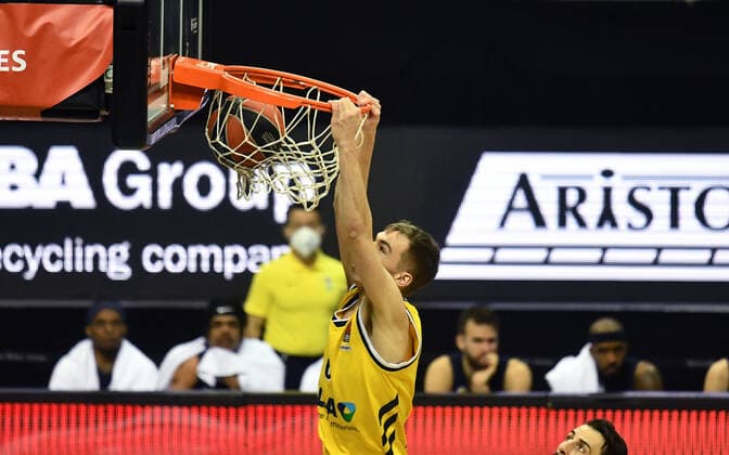 Malte Delow ALBA , dunking ALBA Berlin Fenerbahce Istanbul Basketball, Turkish Airlines Euroleague, Group stage, preliminary round, men, men, men, men, men, season 2020 2021 Berlin, 10 12 2020 Mercedes Benz Arena