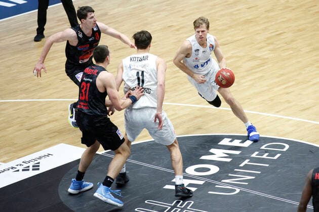 BBL easyCredit Basketball Bundesliga Season 2020 2021 2 matchday on Thursday, 10 December 2020 at the edel optics de Arena in Hamburg Hamburg Towers Jobstairs Giessen 46ers v l Alen Pjanic Giessen , Scottie James JR Giessen , Maik Kotsar Towers , Jordan Swing Towers Hamburg Towers Jobstairs Giessen 46ers
