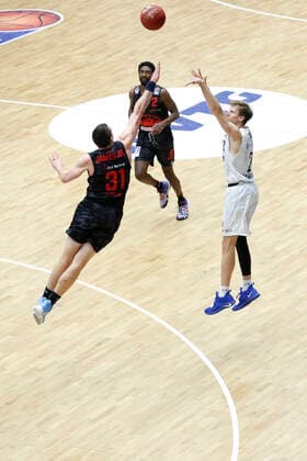 BBL easyCredit Basketball Bundesliga Season 2020 2021 2 matchday on Thursday, 10 December 2020 at the edel optics de Arena in Hamburg Hamburg Towers Jobstairs Giessen 46ers v l Scottie James JR Giessen , Jordan Swing Towers Hamburg Towers Jobstairs Giessen 46ers