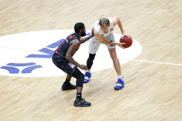 BBL easyCredit Basketball Bundesliga Season 2020 2021 2 matchday on Thursday, 10 December 2020 at the edel optics de Arena in Hamburg Hamburg Towers Jobstairs Giessen 46ers v l Jonathan Stark Giessen , Jordan Swing Towers Hamburg Towers Jobstairs Giessen 46ers