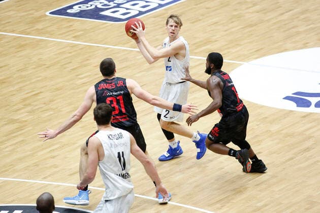BBL easyCredit Basketball Bundesliga Season 2020 2021 2 matchday on Thursday, 10 December 2020 at the edel optics de Arena in Hamburg Hamburg Towers Jobstairs Giessen 46ers v l Scottie James JR Giessen , Jordan Swing Towers , Jonathan Stark Giessen Hamburg Towers Jobstairs Giessen 46ers