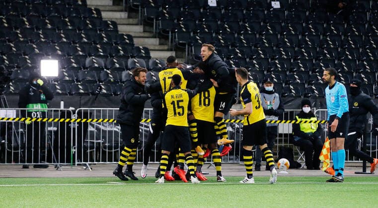 Photo Manuel Geisser 10 12 2020 Bern Stadion Wankdorf Bern Season 2020 2021 Mens Football UEFA Europa League BSC Young Boys Bern CFR Cluj Cheers after the penalty for the 1 1 1 equaliser by Jean Pierre Nsame , Miralem Sulejmani , Meschack Elia , Nicolas Bürgy and Silvan Hefti all Young Boys