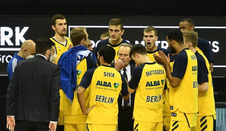 Aito Garcia Reneses coach ALBA , gives final instructions to the team before the game ALBA Berlin Fenerbahce Istanbul Basketball, Turkish Airlines Euroleague, Group stage, Preliminary round, Men, Men, Men, Men, Season 2020 2021 Berlin, 10 12 2020 Mercedes Benz Arena