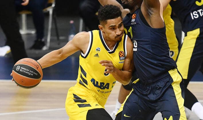 Maodo Lo ALBA , at the duel with Jarell Eddie Istanbul , ALBA Berlin Fenerbahce Istanbul Basketball, Turkish Airlines Euroleague, Group stage, preliminary round, men, men, men, men, season 2020 2021 Berlin, 10 12 2020 Mercedes Benz Arena