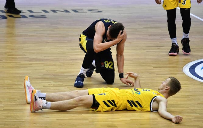 Niels Giffey ALBA , on the ground and behind Edgaras Ulanovas Istanbul , both injured after a collision ALBA Berlin Fenerbahce Istanbul Basketball, Turkish Airlines Euroleague, Group stage, preliminary round, men, men, men, men, men, season 2020 2021 Berlin, 10 12 2020 Mercedes Benz Arena