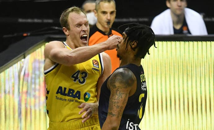 An example of a false impression due to perspective distortion, One believes Luke Sikma ALBA , gives Johnny Hamilton Istanbul , a hook to the chin, of course not ALBA Berlin Fenerbahce Istanbul Basketball, Turkish Airlines Euroleague, Group stage, preliminary round, men, men, men, men, season 2020 2021 Berlin, 10 12 2020 Mercedes Benz Arena