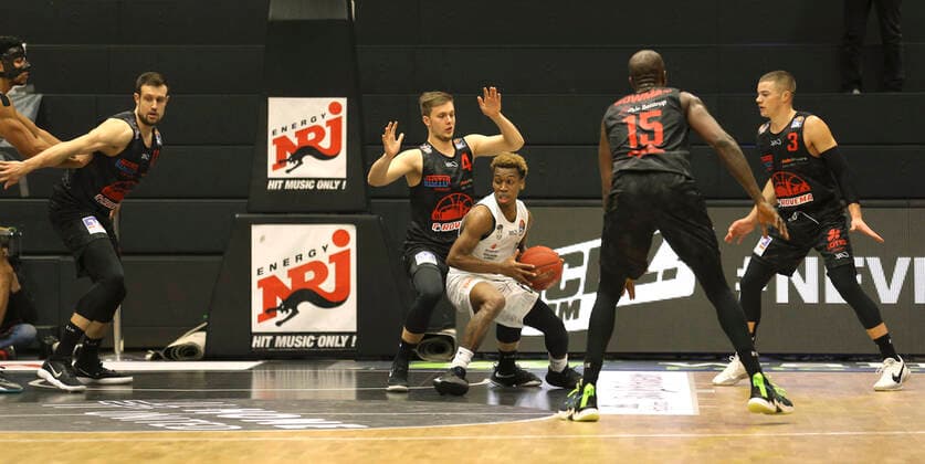 am Ball TJ Shorts Towers against Bjarne Kraushaar Giessen Basketball Men BBL am Do 10 12 2020 Hamburg Towers Giessen 46 ers