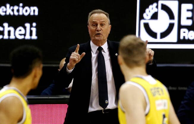 Coach Aito Garcia Reneses showing, gesticulating, Niels Giffey action upper body upper body sport basketball EuroLeague men season 2020 2021 10 12 2020 ALBA Berlin vs Fenerbahce Istanbul