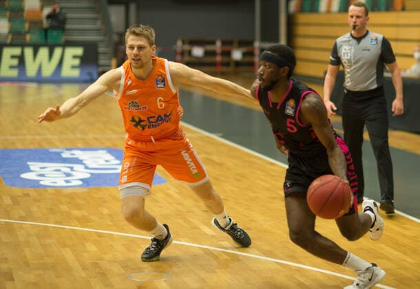 GER, Basketball, RASTA Vechta vs Telekom Baskets Bonn 11 12 2020, RASTA Dome, Vechta, GER, easy Credit BBL, RASTA Vechta vs Telekom Baskets Bonn, in the picture Josh HAGINS Telekom Baskets Bonn 5 Tim HASBARGEN Rasta Vechta 6 nordphotoxRojahn nph00310