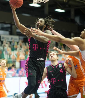 GER, Basketball, RASTA Vechta vs Telekom Baskets Bonn 11 12 2020, RASTA Dome, Vechta, GER, easy Credit BBL, RASTA Vechta vs Telekom Baskets Bonn, in the picture with train to the basket Xavier POLLARD Telekom Baskets Bonn 2 nordphotoxRojahn nph00310