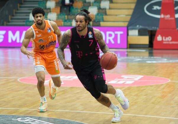GER, Basketball, RASTA Vechta vs Telekom Baskets Bonn 11 12 2020, RASTA Dome, Vechta, GER, easy Credit BBL, RASTA Vechta vs Telekom Baskets Bonn, in the picture Chris BABB Telekom Baskets Bonn 7 Jordan BARNETT Rasta Vechta 21 nordphotoxRojahn nph00310