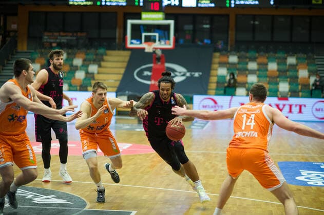 GER, Basketball, RASTA Vechta vs Telekom Baskets Bonn 11 12 2020, RASTA Dome, Vechta, GER, easy Credit BBL, RASTA Vechta vs Telekom Baskets Bonn, in the picture Chris BABB Telekom Baskets Bonn 7 Tim HASBARGEN Rasta Vechta 6 Philipp HERKENHOFF Rasta Vechta 14 nordphotoxRojahn nph00310
