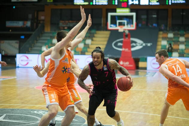 GER, Basketball, RASTA Vechta vs Telekom Baskets Bonn 11 12 2020, RASTA Dome, Vechta, GER, easy Credit BBL, RASTA Vechta vs Telekom Baskets Bonn, in the picture Chris BABB Telekom Baskets Bonn 7 Tim HASBARGEN Rasta Vechta 6 Philipp HERKENHOFF Rasta Vechta 14 nordphotoxRojahn nph00310